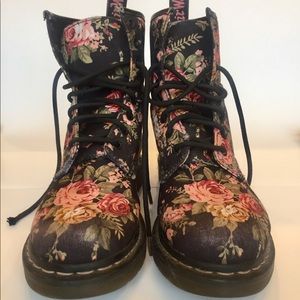 DR MARTENS Doc’s Black & Pink Floral Sz US 8